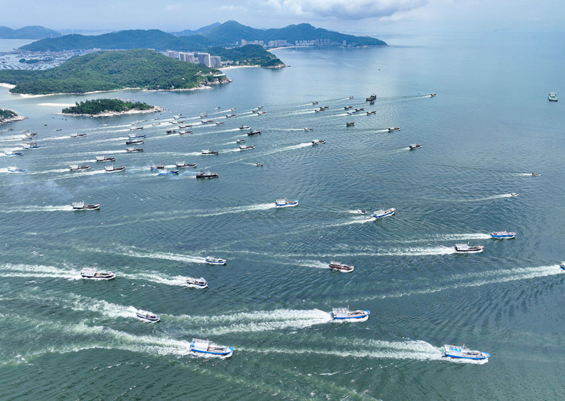 陽江海陵島閘坡漁港拍攝的漁船出發(fā)的場景。梁文棟 攝