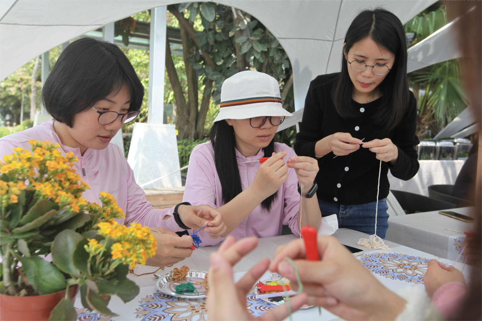 近日，廣州南沙濕地開展“花漾儷人”活動，讓游客在賞花中體驗手工課程。萬珺 攝