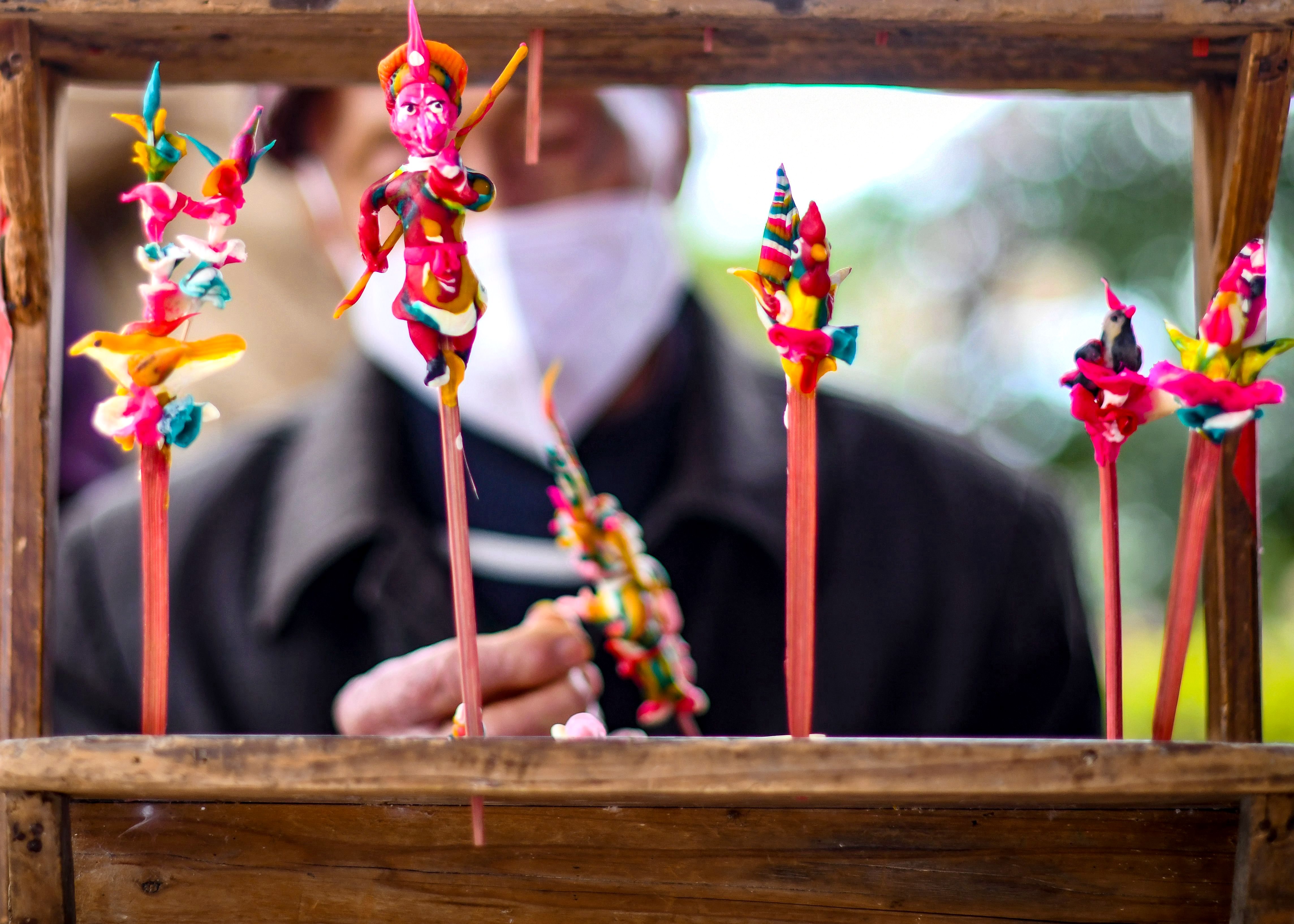 面塑作品色彩繽紛、造型獨(dú)特，兼具藝術(shù)價(jià)值與人文價(jià)值。何鑒清 攝