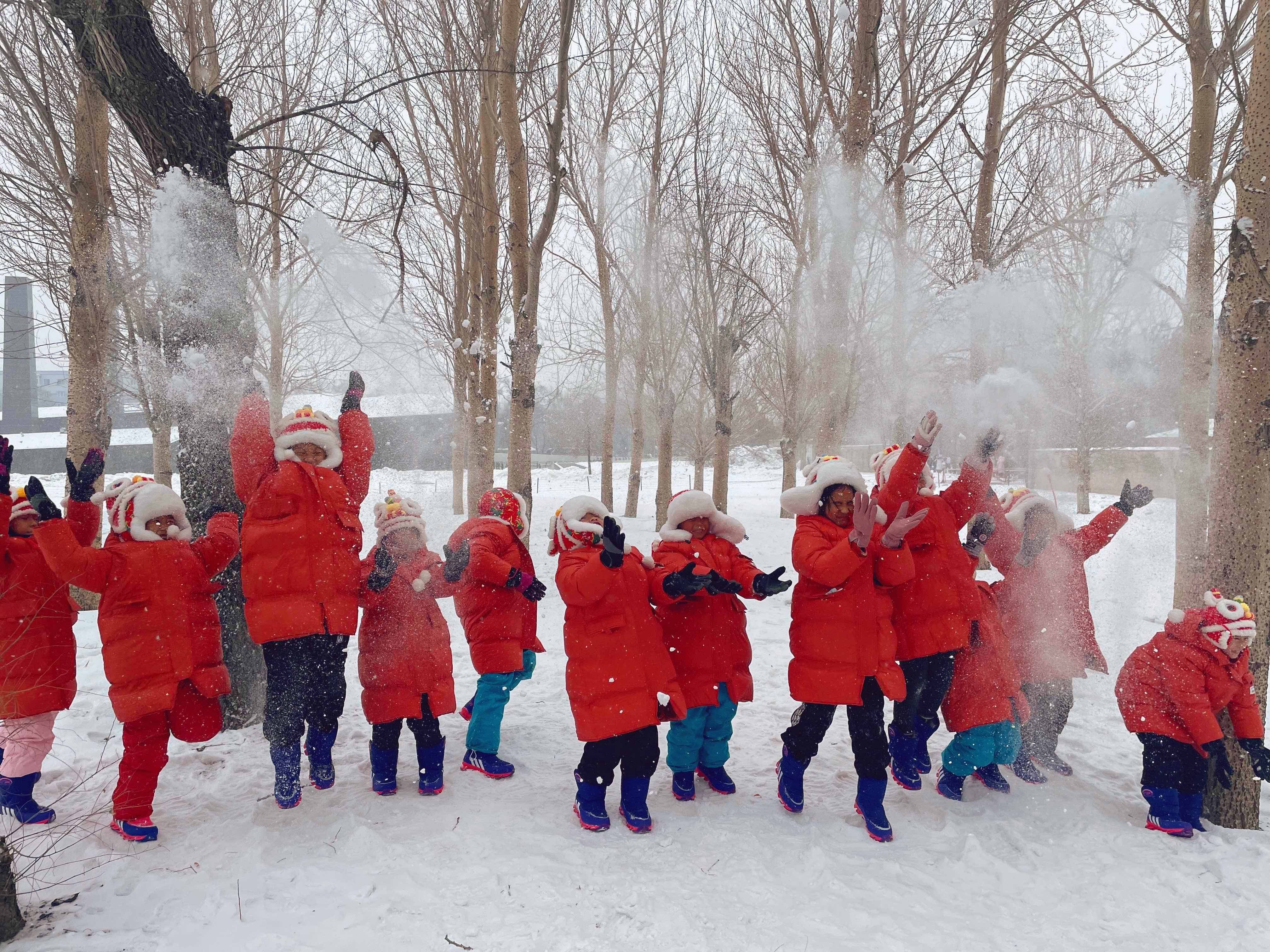 “小醒獅”們手捧雪撒向空中。江門市文廣旅體局供圖