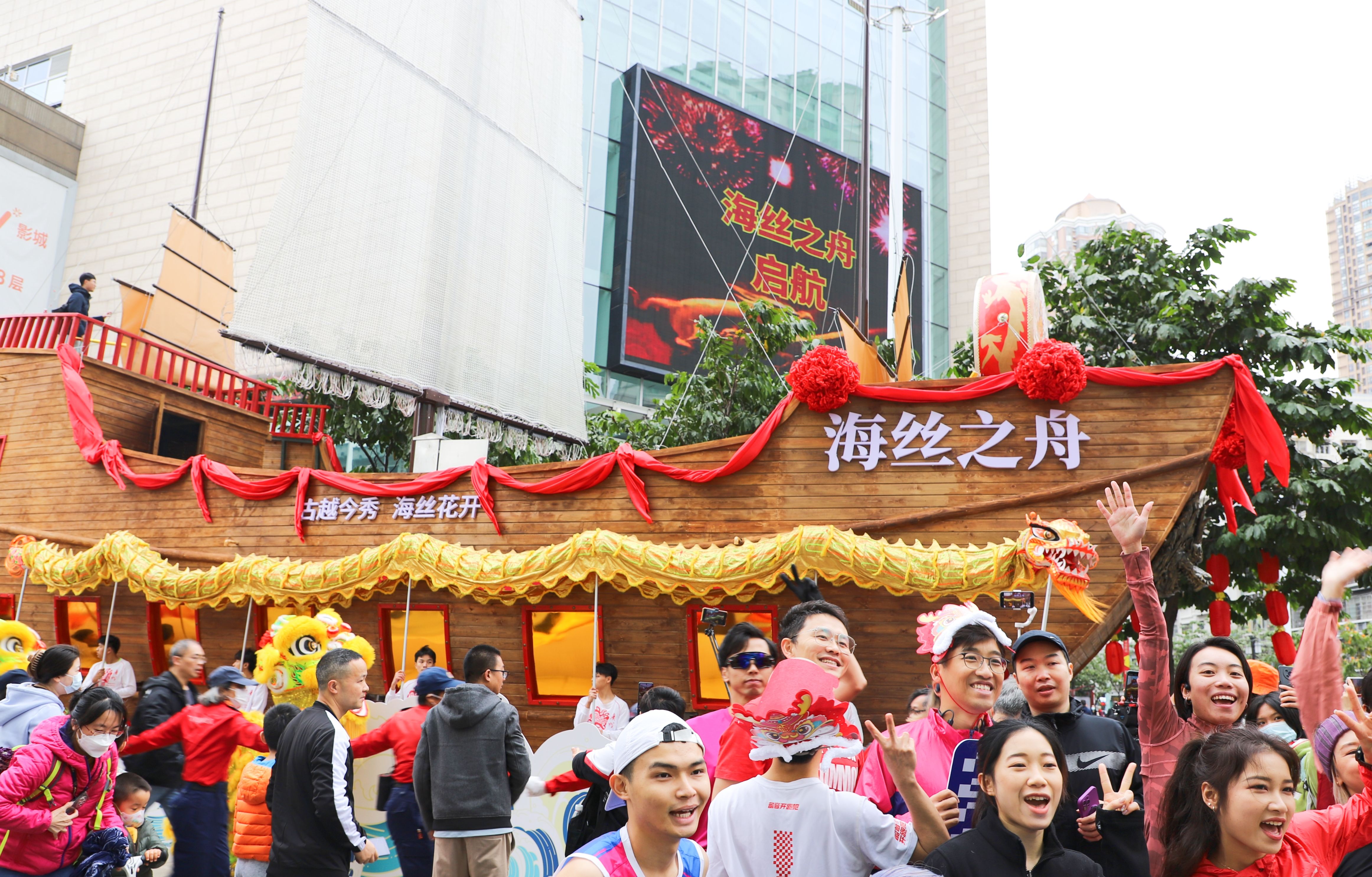 “海絲之舟”啟航儀式舉行，寓意廣州“二次創(chuàng)業(yè)”揚帆出海。人民網 寧玉瑛攝