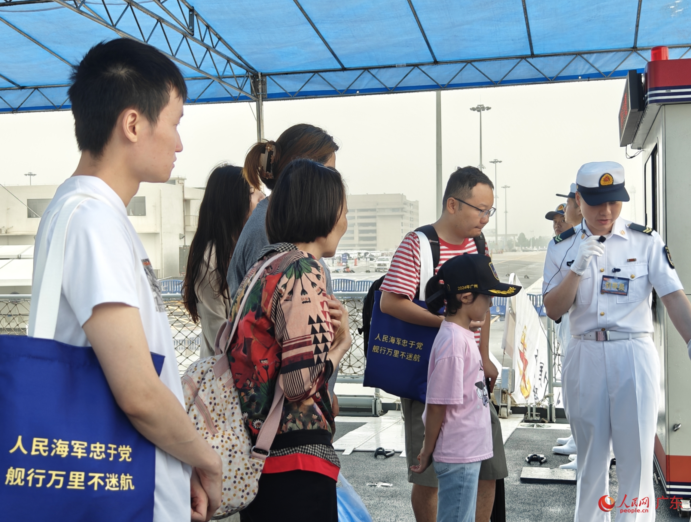 來(lái)自各地的群眾在人民海軍廣州艦參觀。人民網(wǎng) 王雅蝶攝