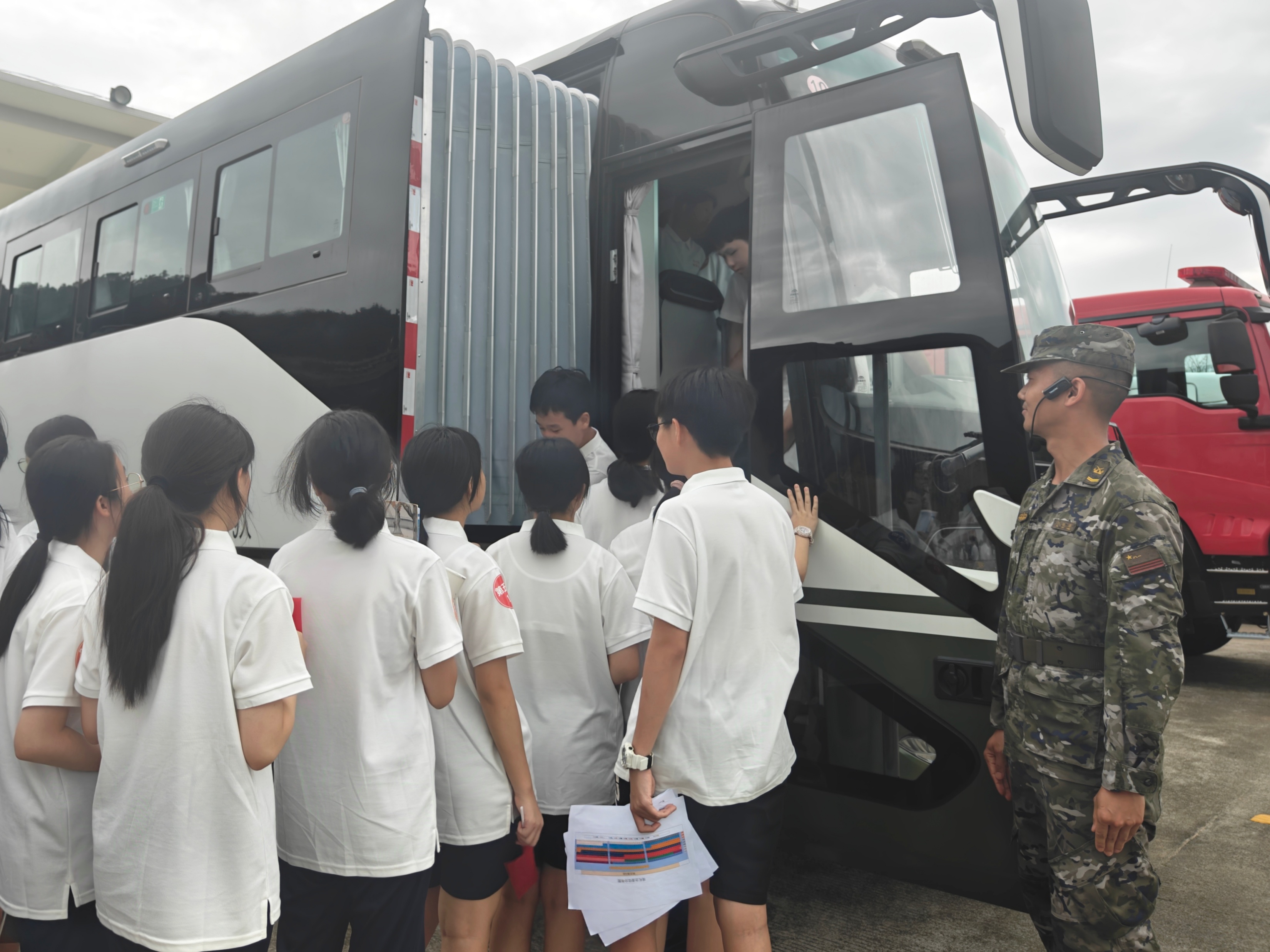 港澳青少年排隊(duì)參觀武警車輛。人民網(wǎng) 王雅蝶攝